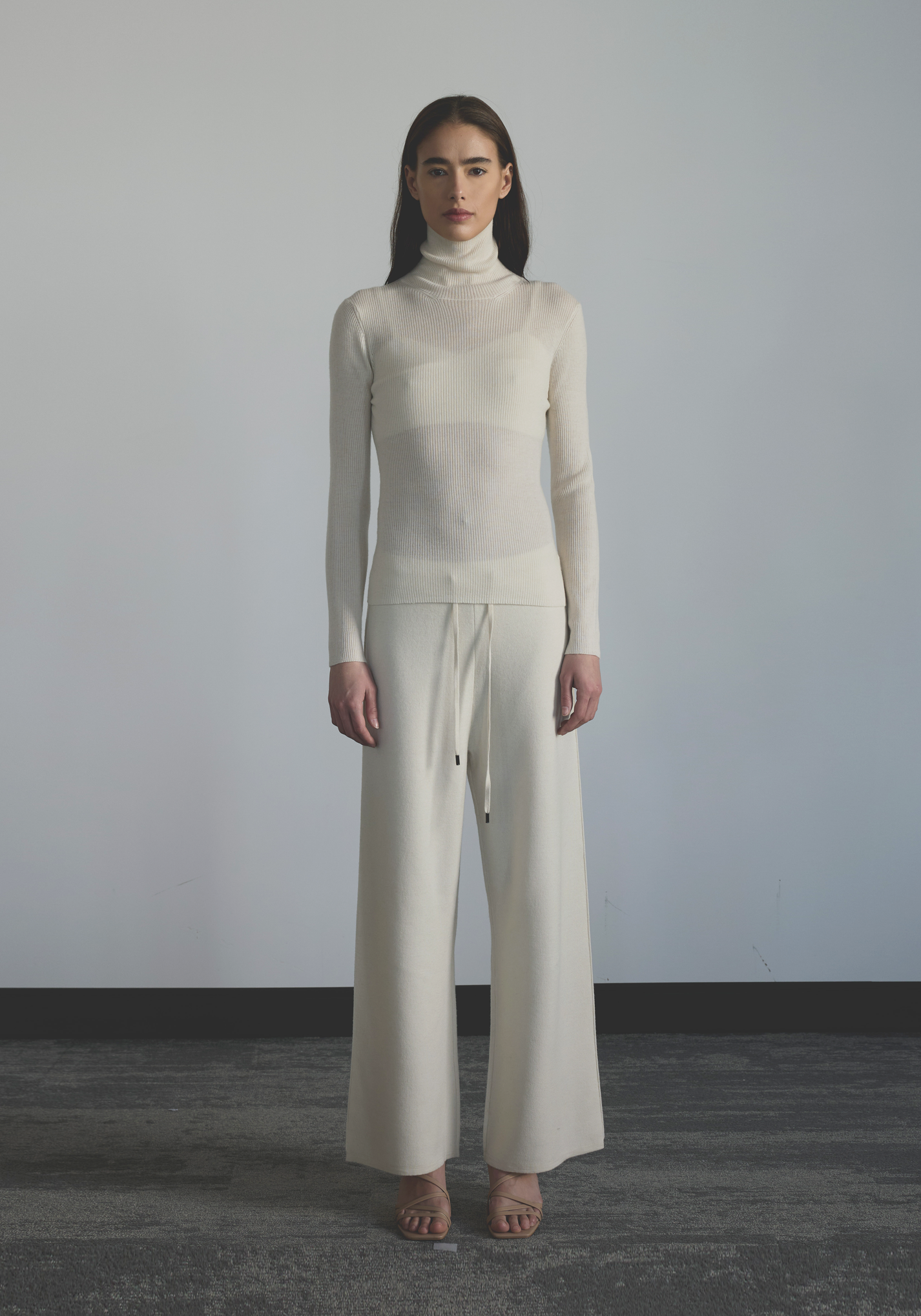 Women’s fine rib cashmere turtleneck with soft collar and slim fit