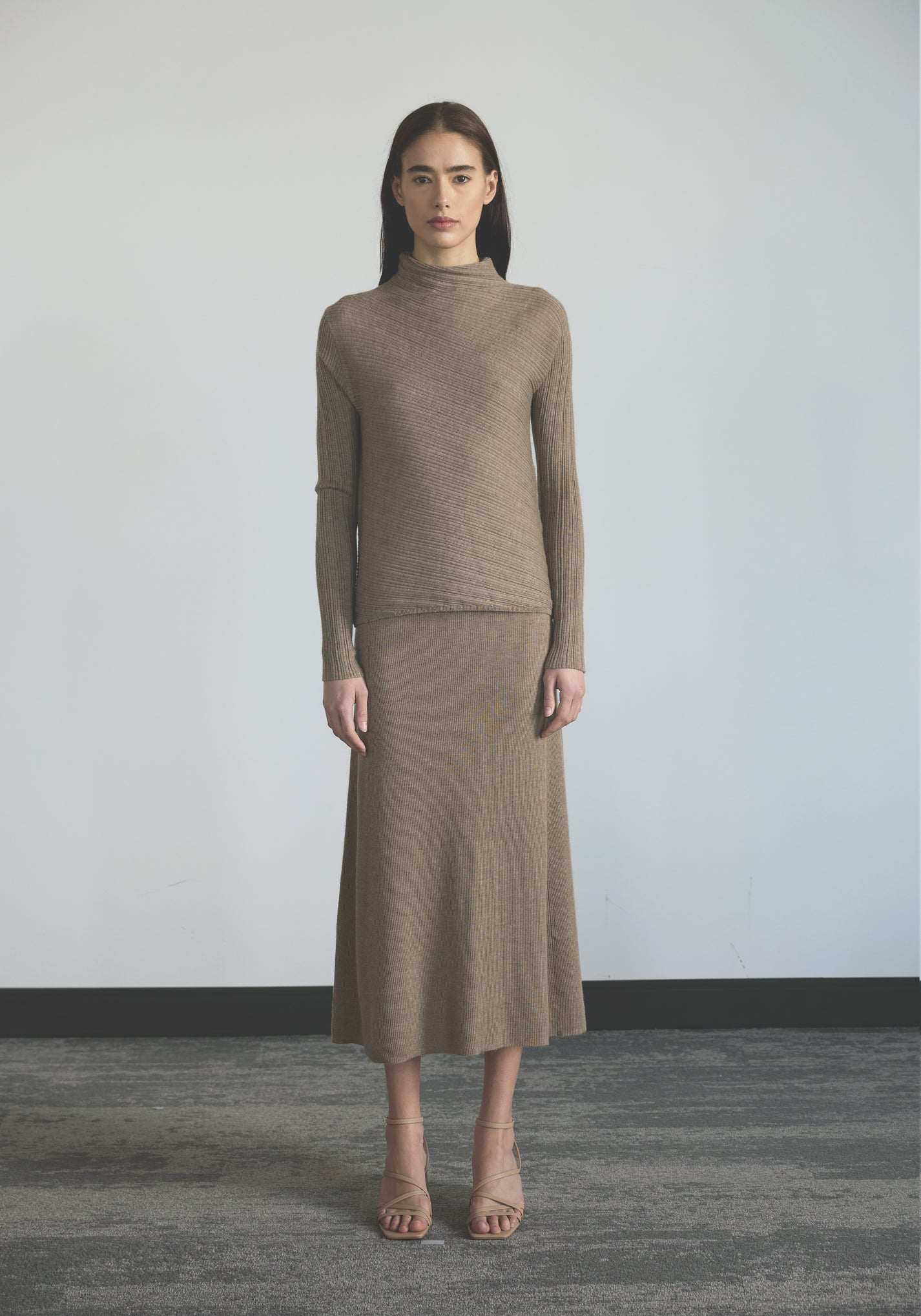 Women’s ultra fine cashmere mock neck top with fine ribbed knit and slim fit