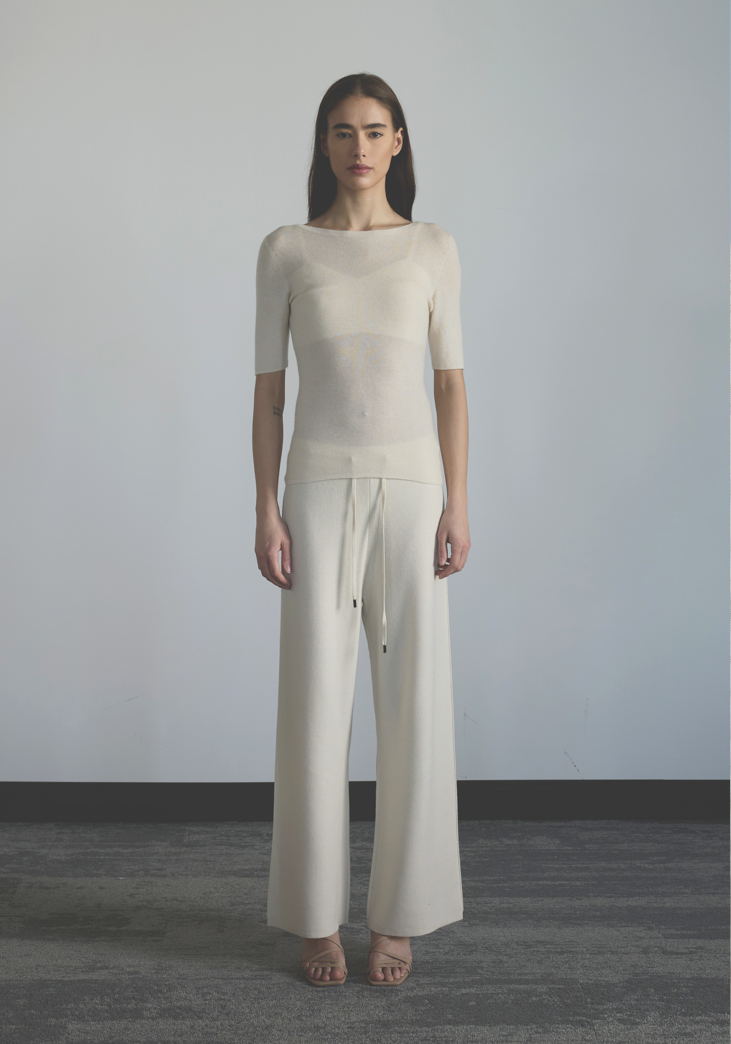 Women’s ultra fine cashmere knit top with boat neckline and close fit