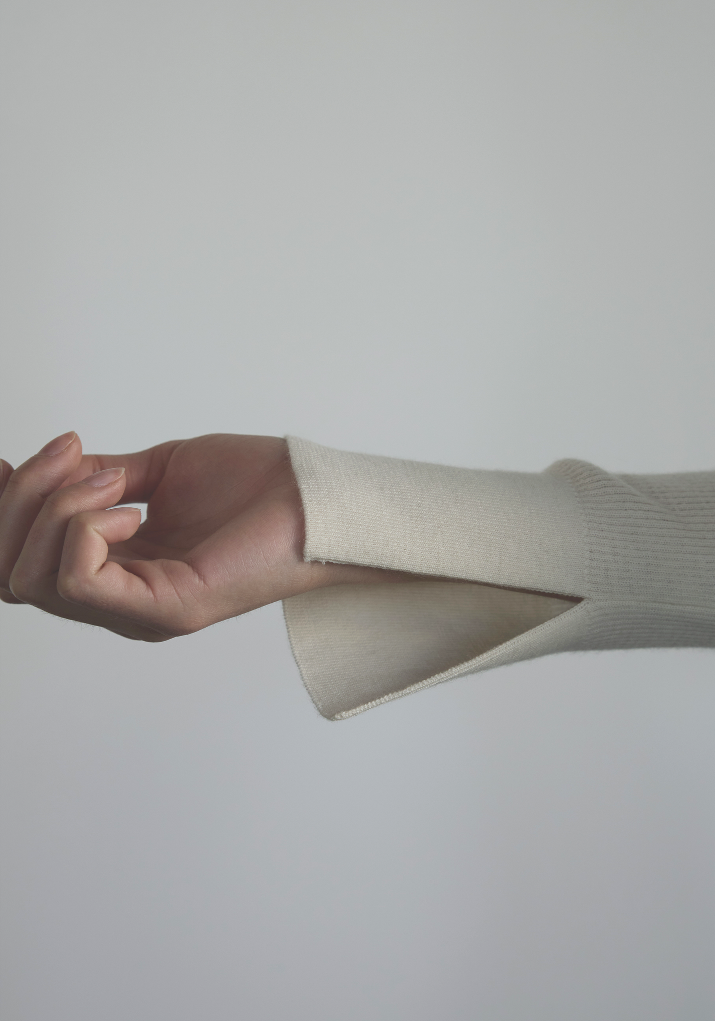 Sleeve detail on women’s rib cashmere cardigan