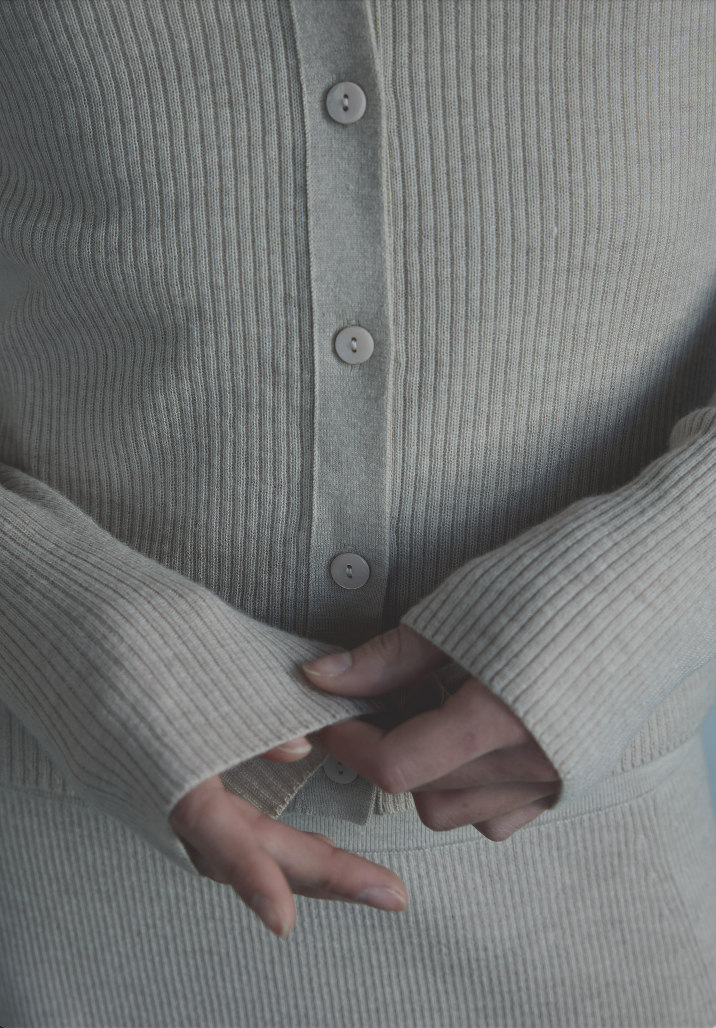 Sleeve detail on women’s slim fit cashmere V-neck cardigan