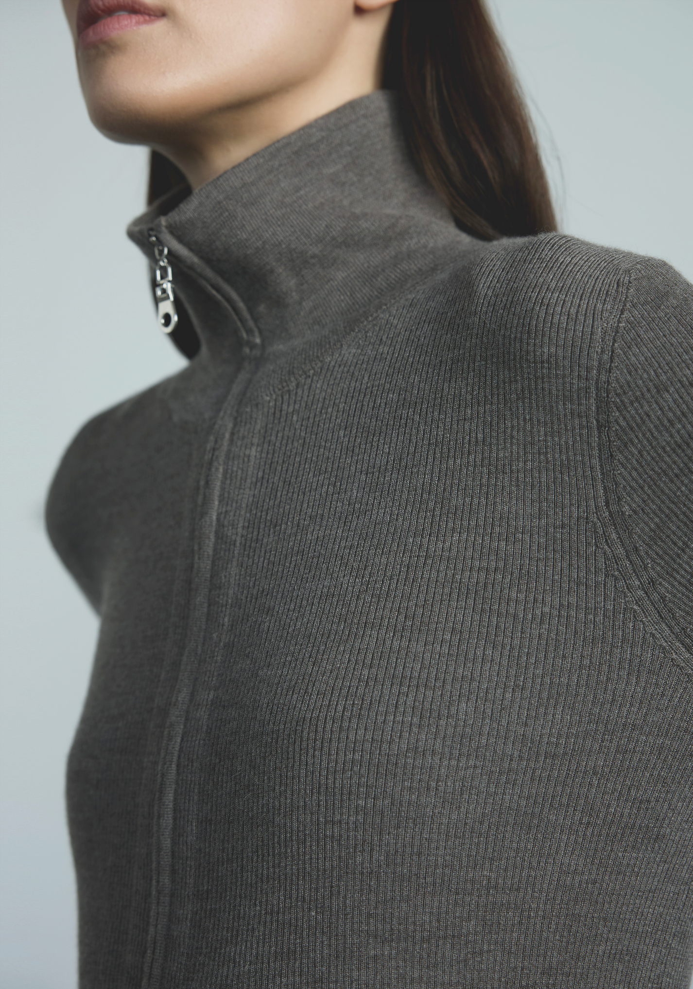 High stand collar detail on women’s cashmere zip jacket