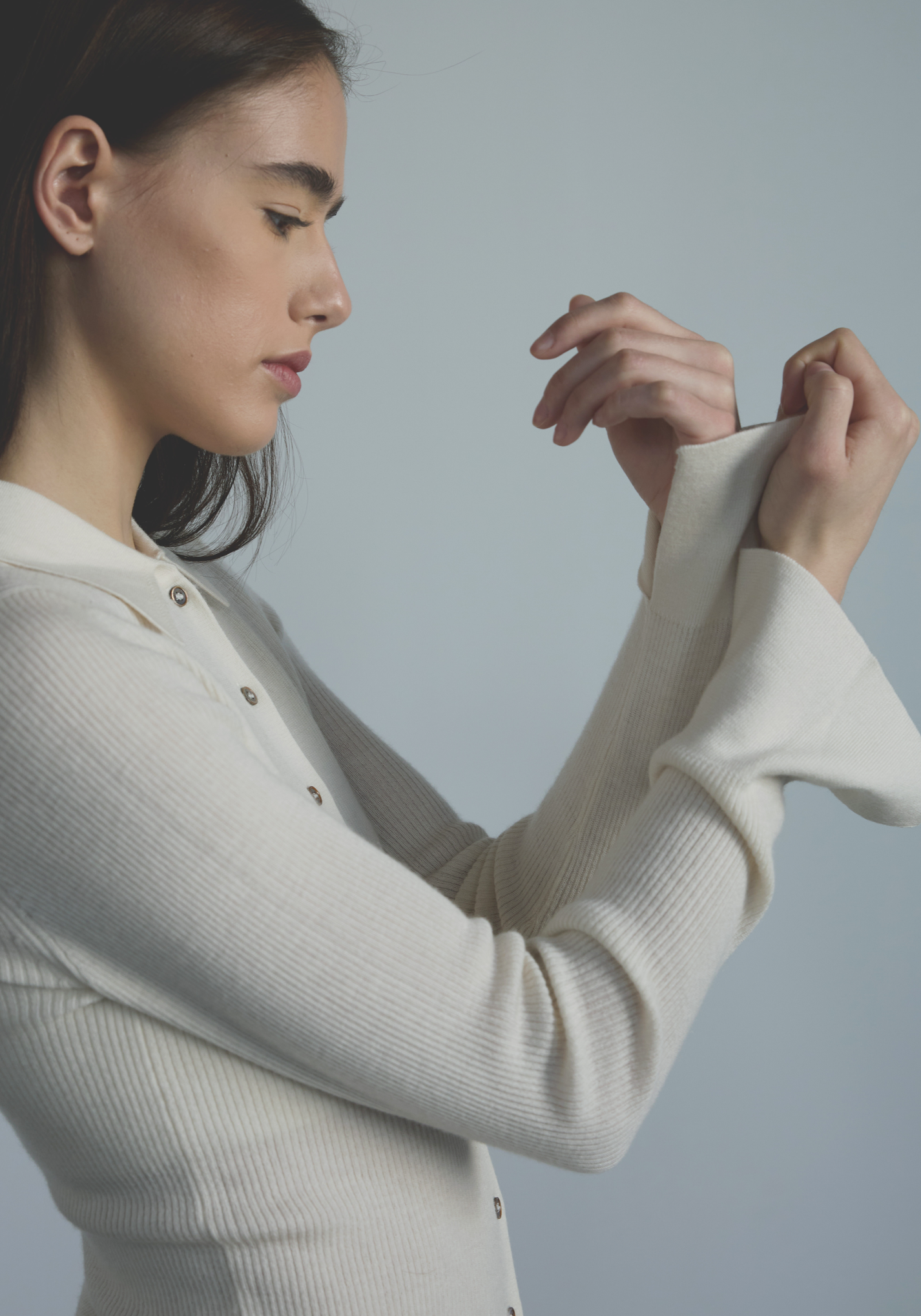 Sleeve detail on women’s rib cashmere cardigan