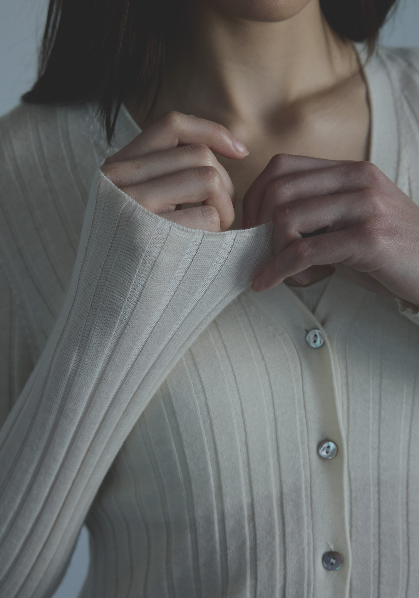 Sleeve detail on women’s fine rib cashmere cardigan