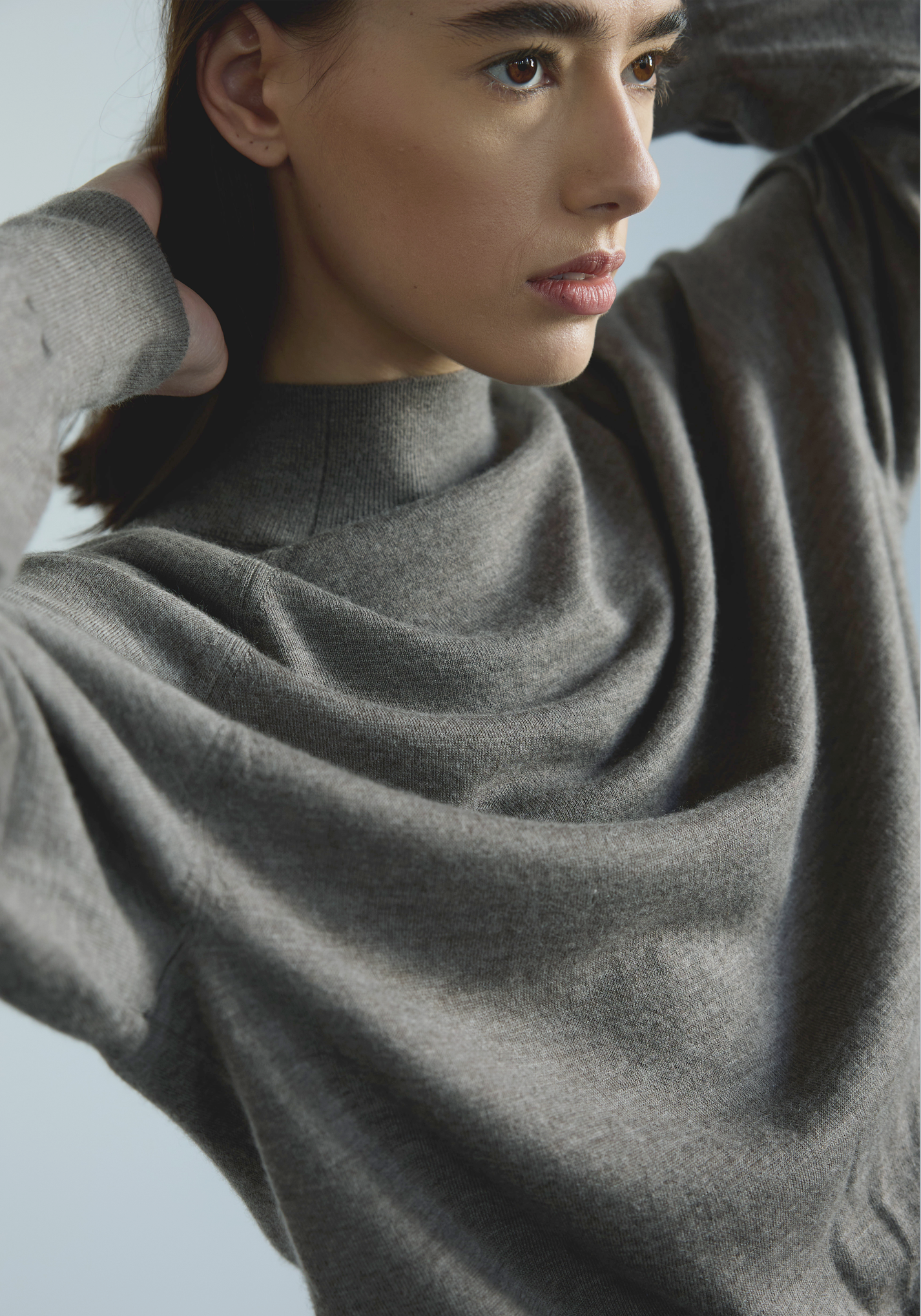 Soft mock neckline detail on women’s cashmere lounge pullover