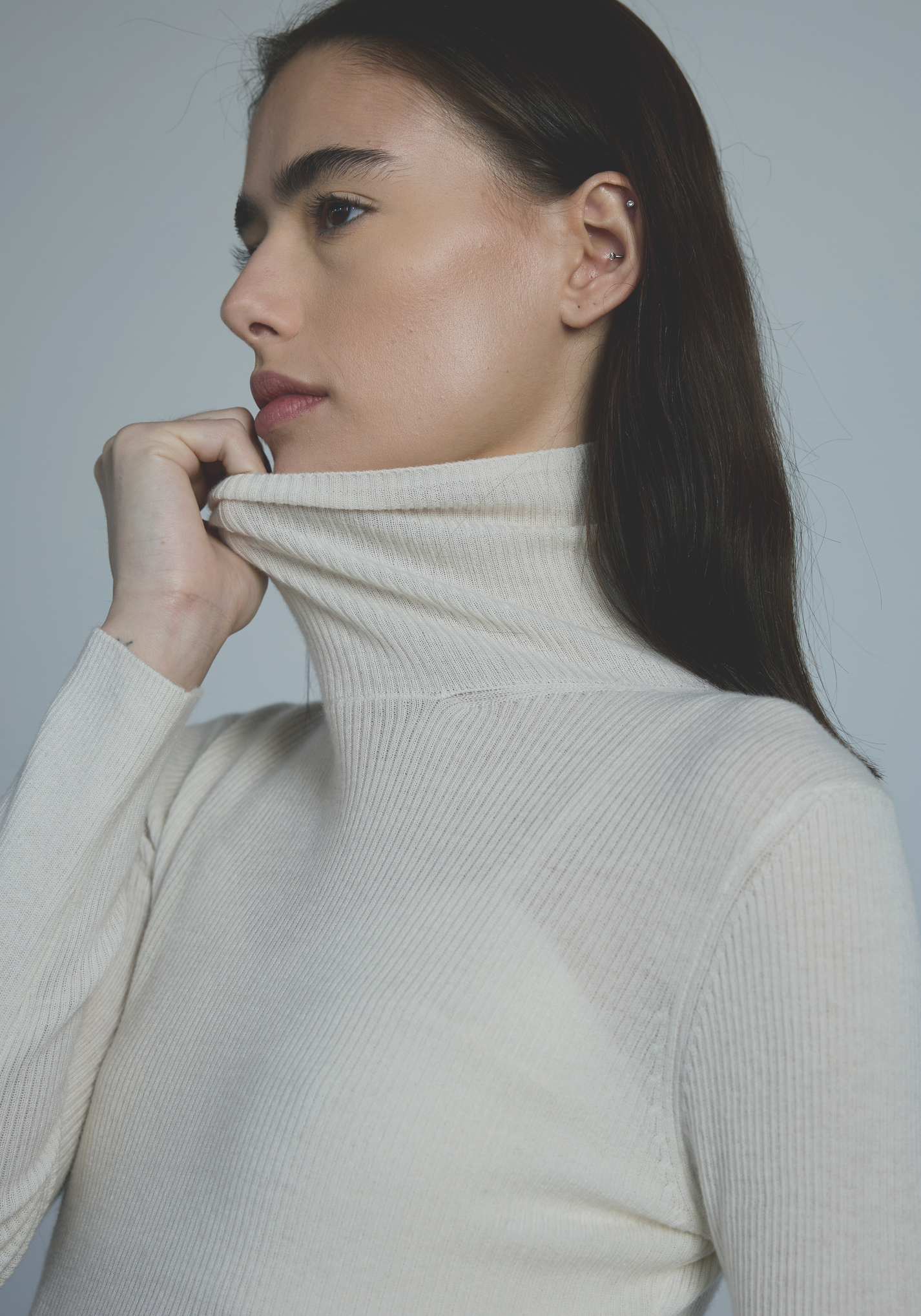 Soft turtleneck collar detail on women’s fine cashmere knit