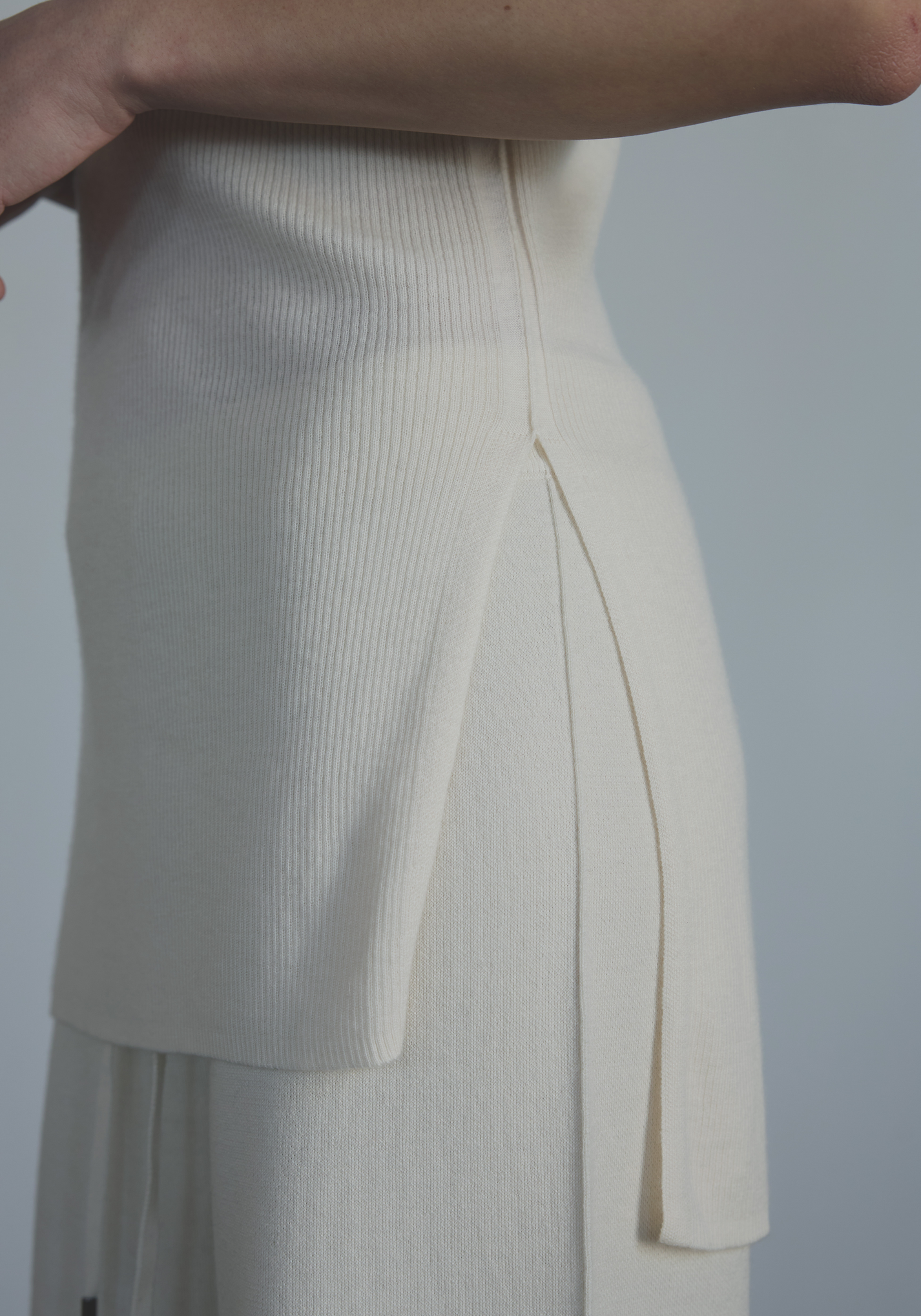 Side slit detail on women’s elongated cashmere top