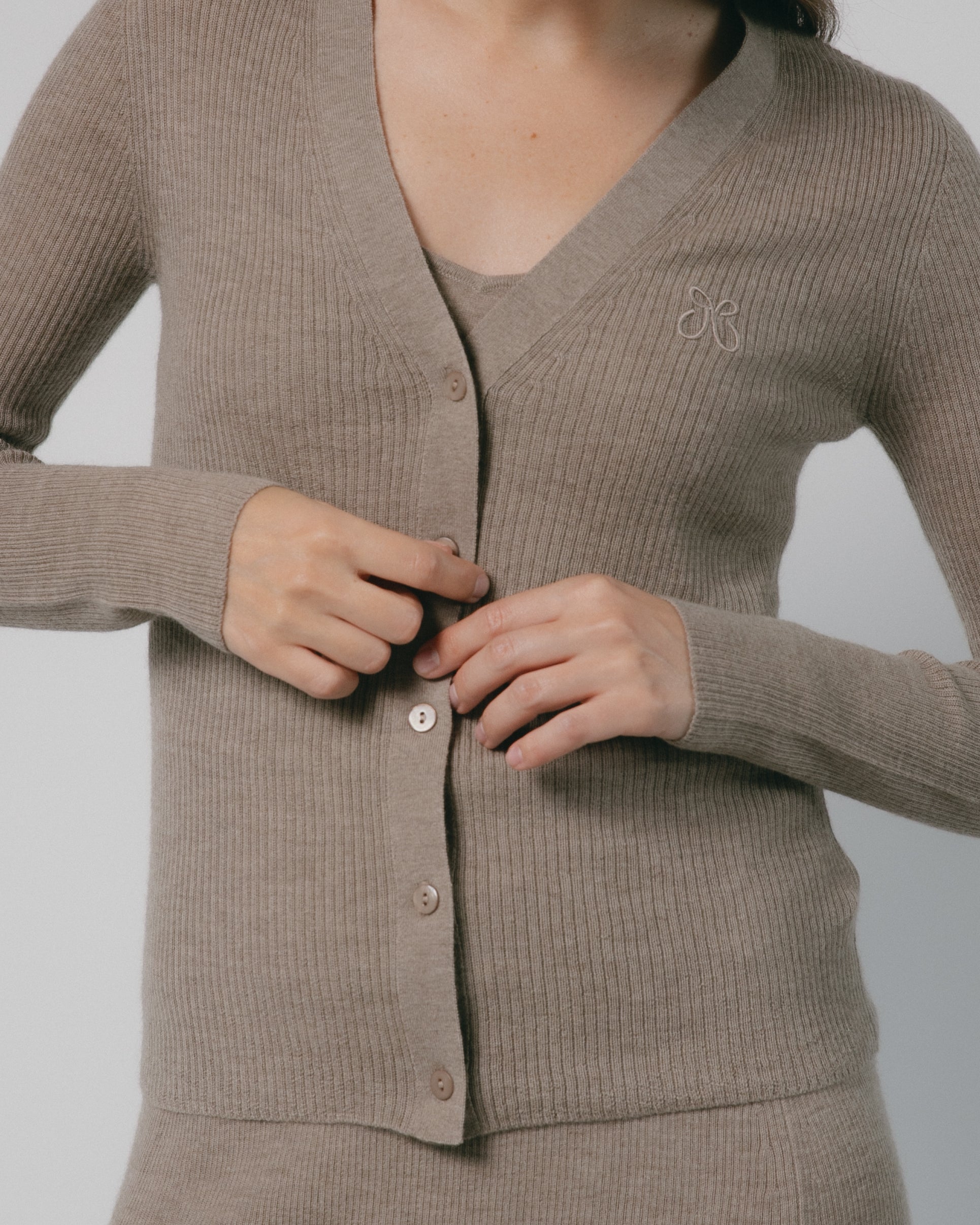 Linea V-Neck Cashmere Cardigan Mysto Cashmere