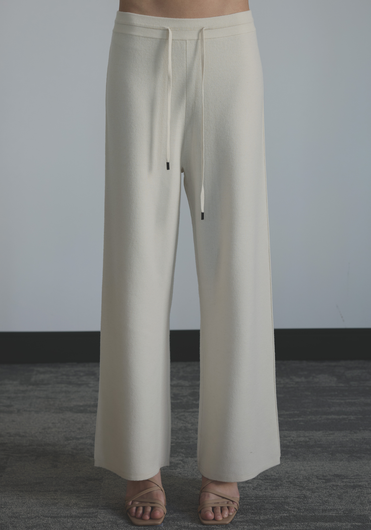Women’s ultra fine cashmere trousers with straight-leg silhouette and drawstring waistband